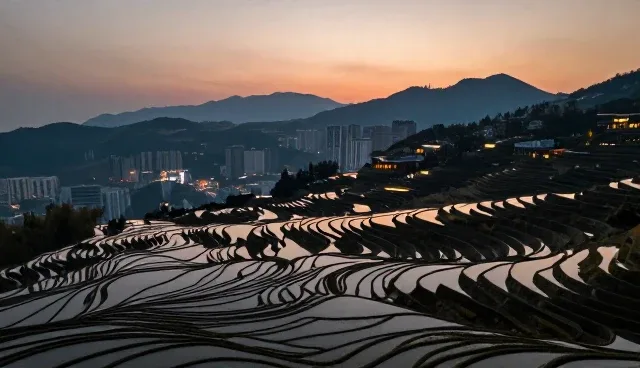 简约风格餐桌